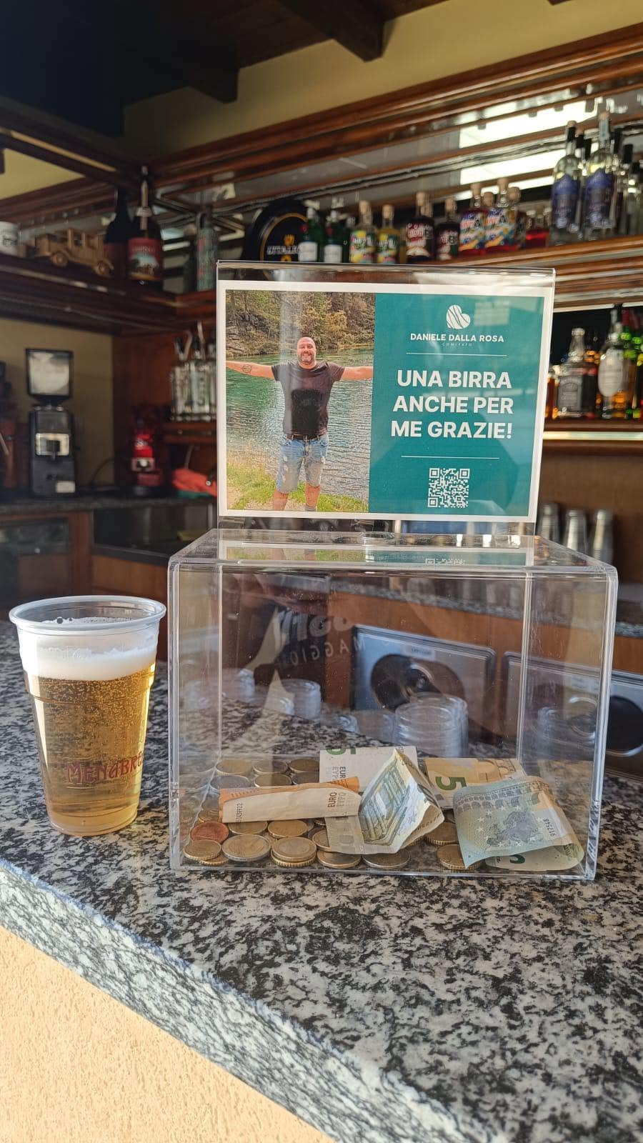 La cassetta per la raccolta fondi in cassa alla festa di Oleggio Castello
